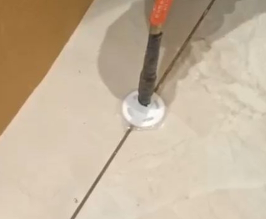 宣城瓷砖空鼓维修公司专业解答瓷砖在铺贴过程中，如果没有涂抹均匀到位的粘结材料（如水泥砂浆或瓷砖胶），可能会导致以下问题